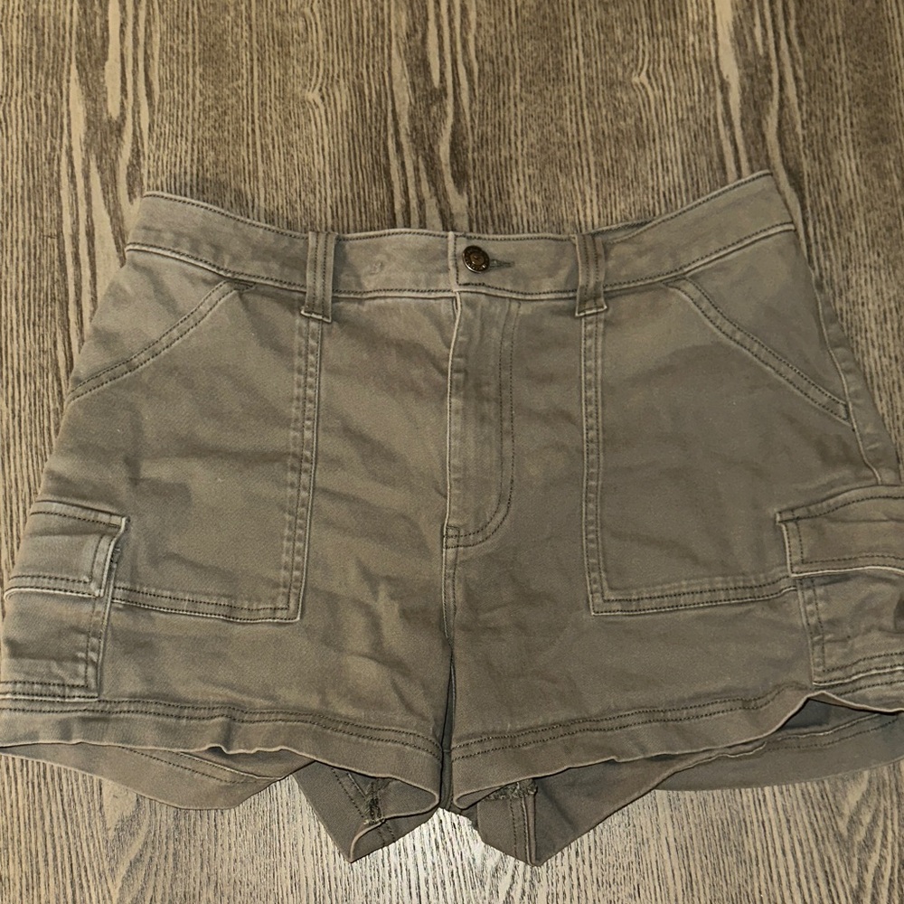 Hollister Ultra High Rise Mom Cargo Shorts